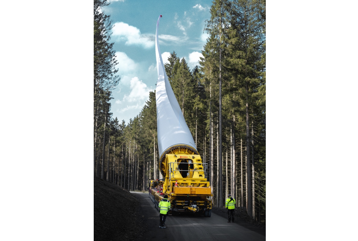 By lifting the rotor blade, obstacles such as trees or infrastructure can be safely cleared. The SCHEUERLE BladeLifter enables blade angles of up to 60 degrees.
