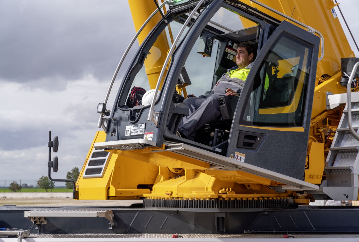 Very happy with his new tool, both on the construction site and on the road: crane driver Lucinio Gallego.