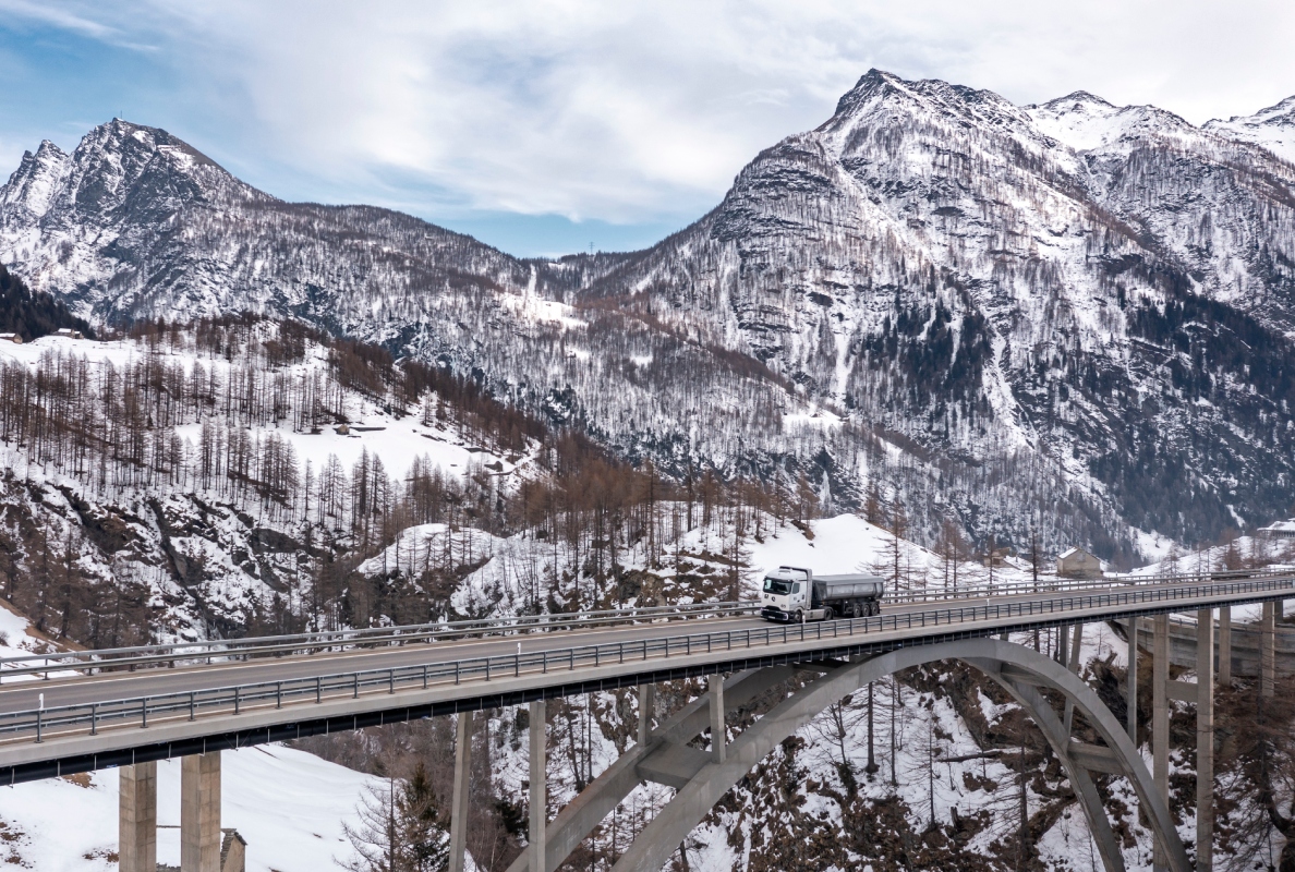 Winter Testing Mercedes-Benz GenH2 Truck in Switzerland