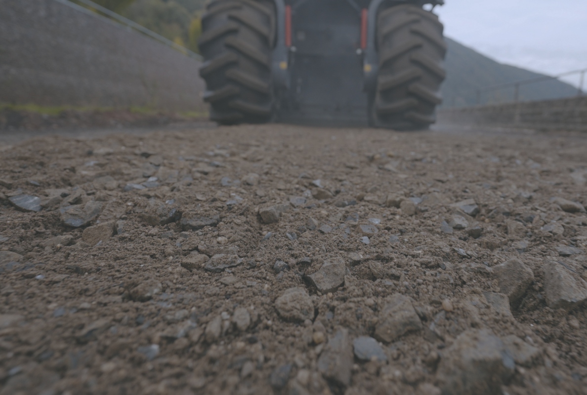 Thanks to the variable and fixed crushing stages, the pieces of stone were fragmented to the required size of 45 mm by impact crushing.