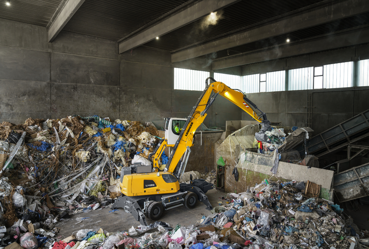 The LH 26 M Industry E at Bauma 2022: The wired electric material handler is equipped with a battery-operated Mobility Kit for temporary operation independent of the mains.