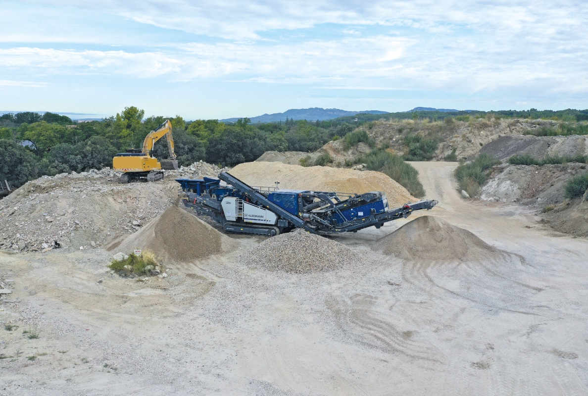 MOBIREX MR 110i EVO2 in recycling operation in Pernes-les-Fontaines.