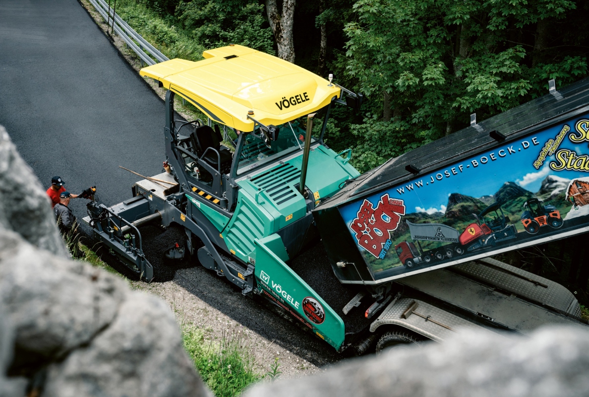 The Vögele road paver and the Hamm rollers had to be steered with absolute precision through the narrow serpentine to achieve the best possible result.