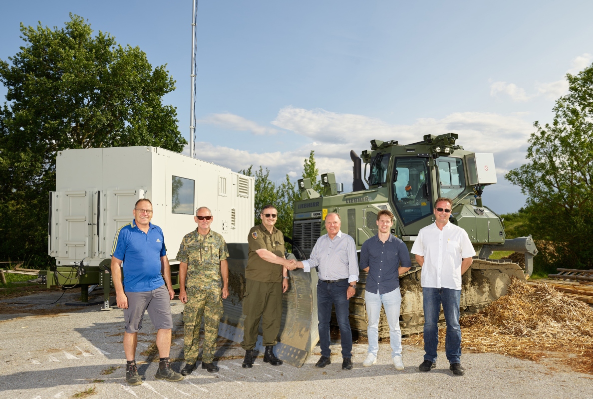 Representatives from the Austrian Armed Forces (left) and the Liebherr sales team (right) at handover and training welcoming their new collaborative operational design.