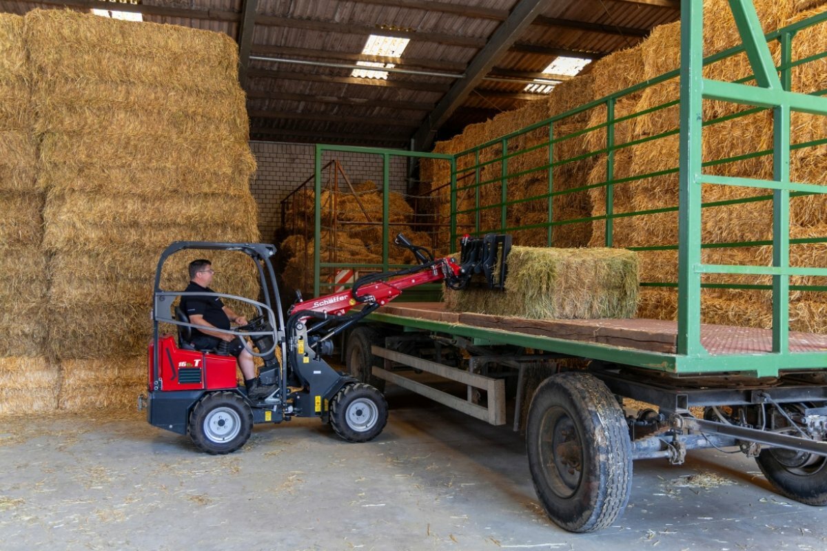 Schäffer’s new electric telescopic wheel loader 16e T: The telescopic arm extends forward and upward reach – emission-free and compact.