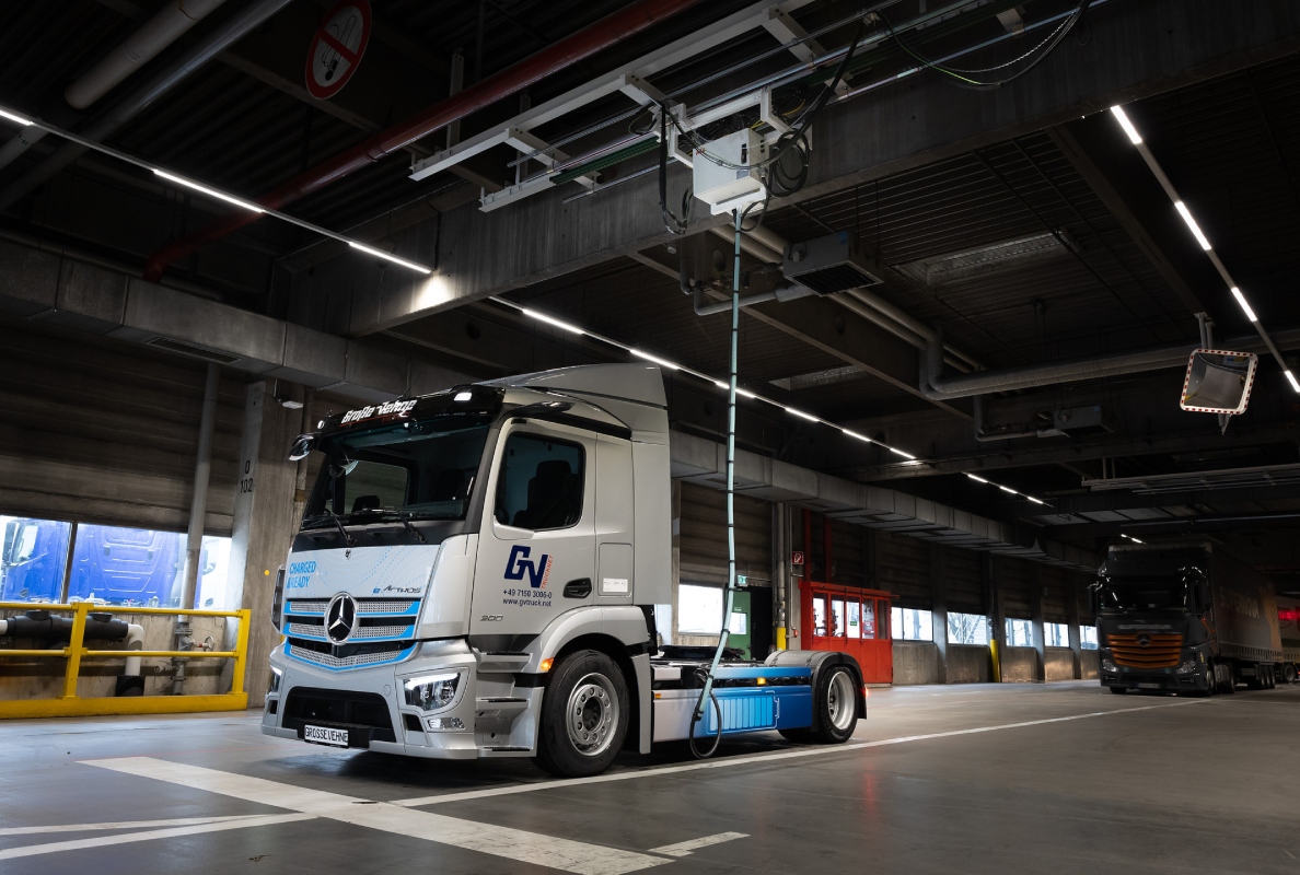 Refuelling directly at the unloading zone with an eActros from Große Vehne. A special technical feature is the fast-charging point with movable ceiling unit