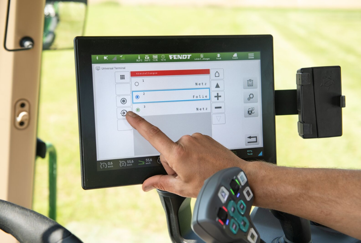 The quick-change system of the Fendt Rotana Combi balers is controlled right from the tractor cabin