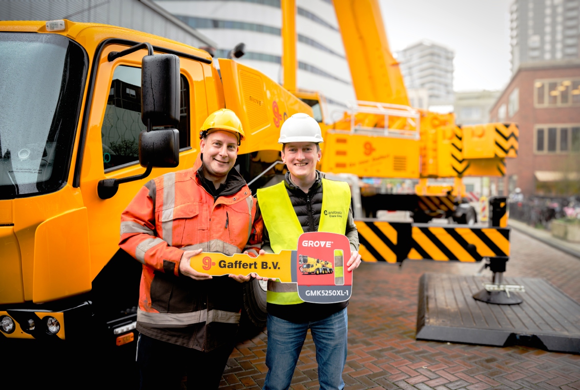 Twan Mathijssen, crane driver at Gaffert (left); Niek Brabers, Manitowoc sales manager in the Netherlands (right).