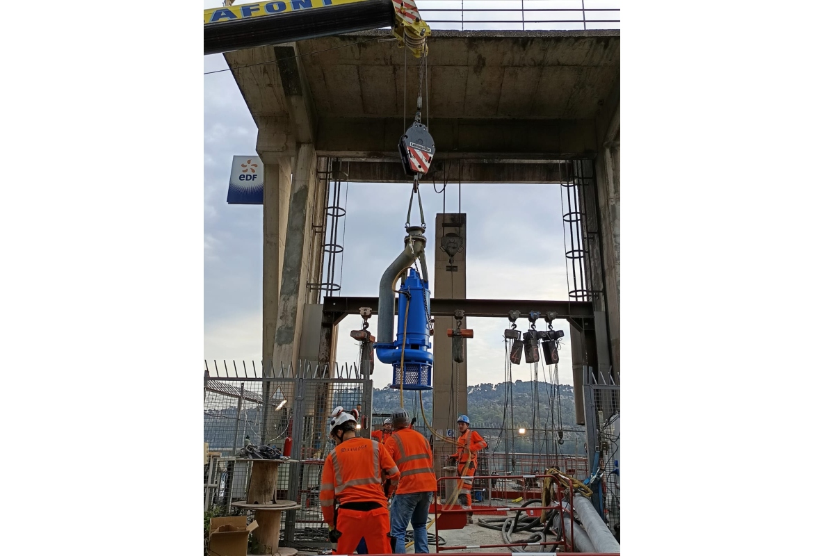 A GSZ pump comes in for work.