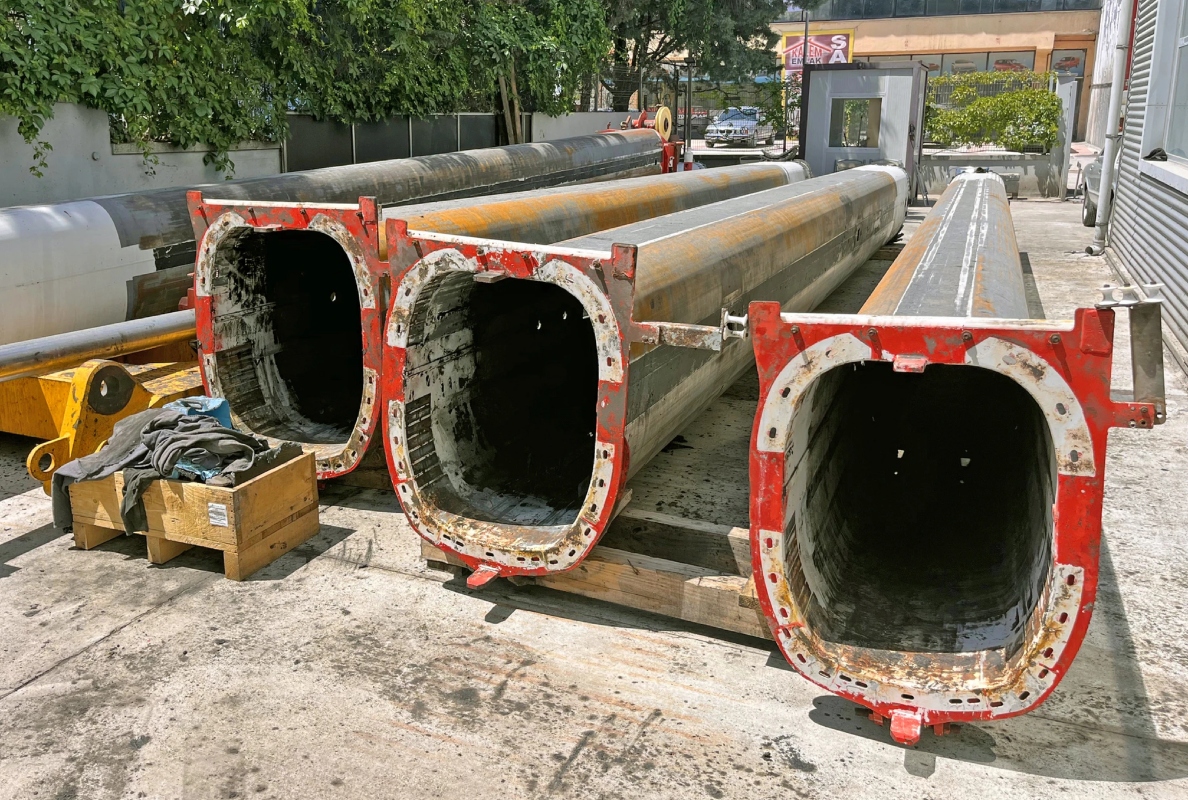 The before: İÇDAŞ´s Grove all-terrain crane GMK4100  prior to the start of the remanufacturing work.