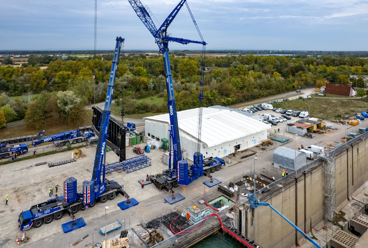 After being lifted by four mobile cranes, the...