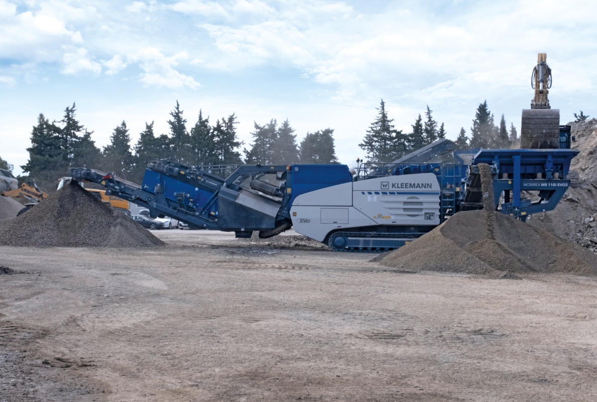 MOBIREX MR 110i EVO2 from Kleemann, configured with double-deck post screening unit and wind sifter in concrete recycling in Monteux.