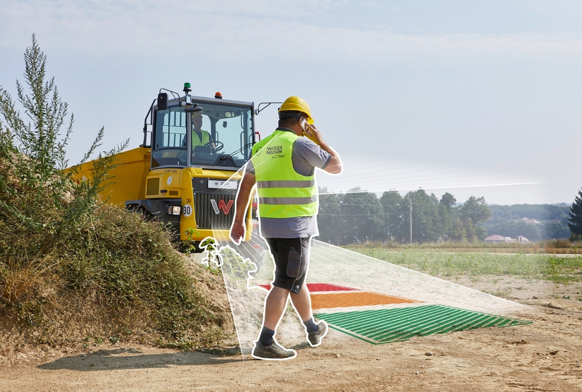 The DV125 Dual View from Wacker Neuson with Active Sense Control (ASC) assistance software detects obstacles in the machine's surroundings at an early stage, thereby enhancing safety and efficiency when transporting materials on the construction site.
