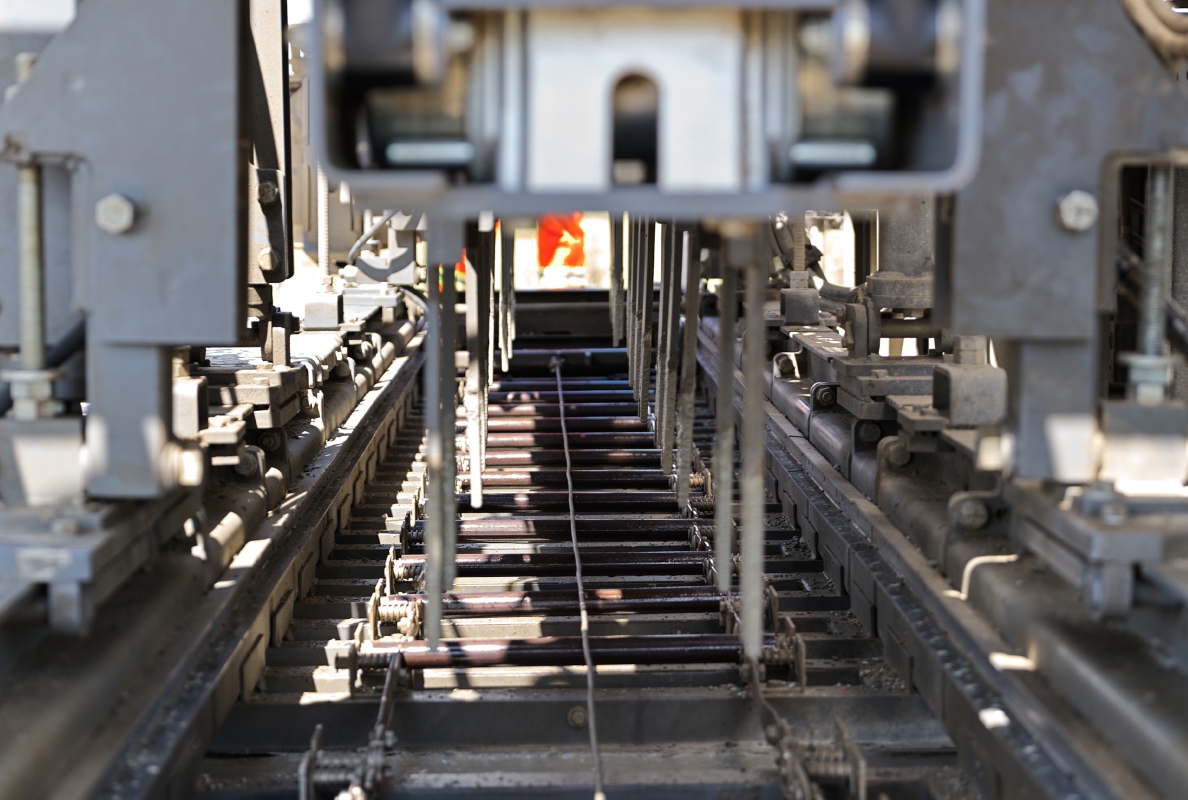 The automatic dowel bar inserter (DBI) inserts dowels into the concrete surface to connect the concrete slabs with one another at joints and ensure identical heights.