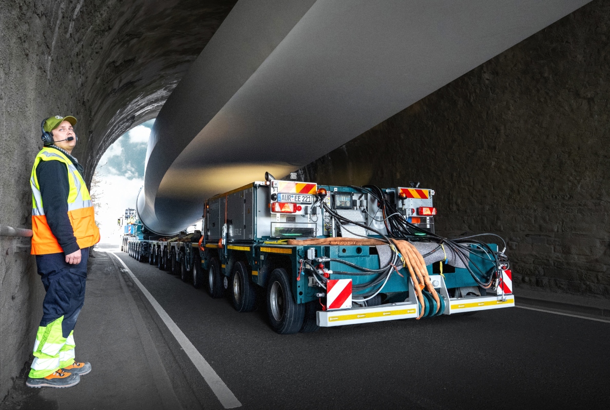 Precision down to the millimetre: Passing under bridges and through narrow sections requires exact coordination between all team members.