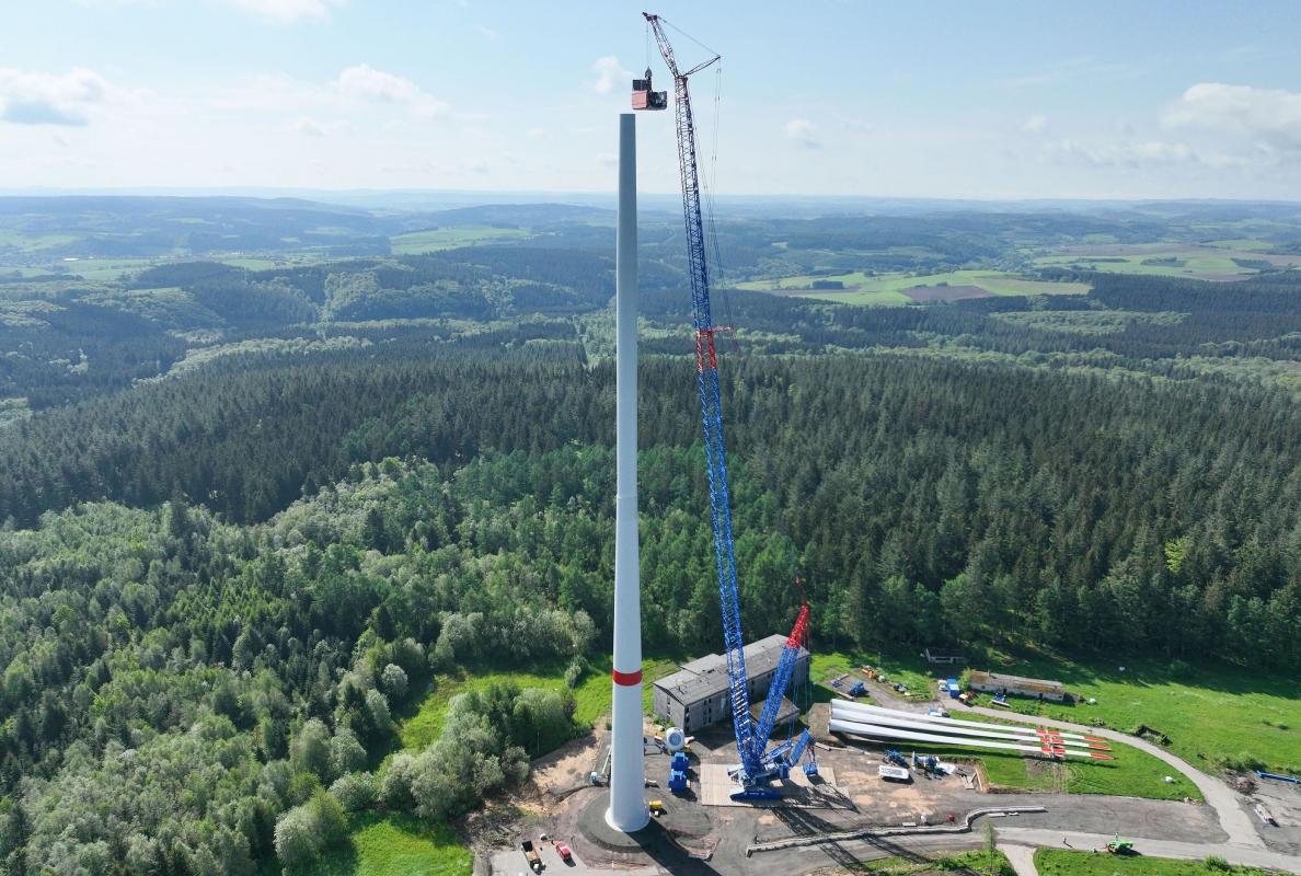 The LR 1800-1.0 from Hofmann assembles the 68 tonne nacelle in Prüm.