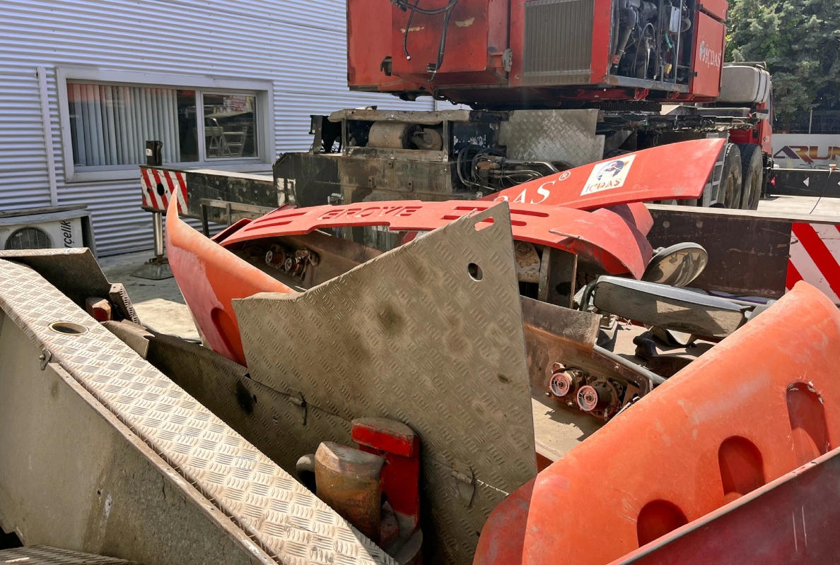 The before: İÇDAŞ´s Grove all-terrain crane GMK4100  prior to the start of the remanufacturing work.