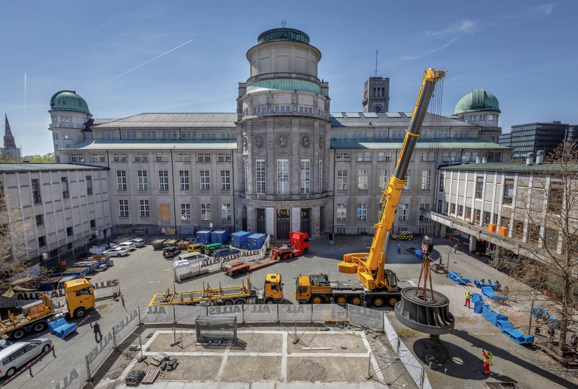 A Liebherr LTM 1250-5.1 mobile crane from Kran-Maier lifts a 44 tonne impeller out of the courtyard of the Deutsches Museum in Munich.