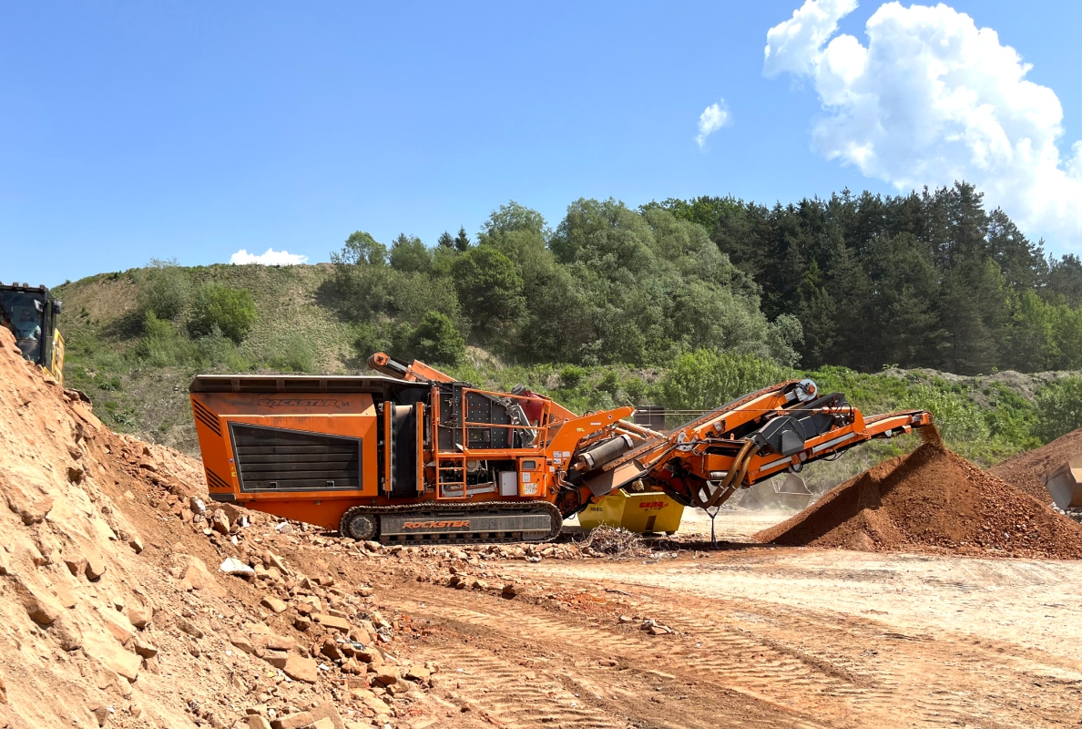 Efficient processing with the R1000S crusher – GK processes an average of 230 tons of C&D waste per hour, producing a clean 0/63mm (minus 2 ½ inch) end product.