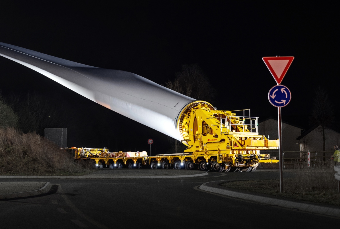 86-metre rotor blades through serpentines, narrow village roads and changing elevations: Three SCHEUERLE BladeLifter in operation for wind farm project in Germany