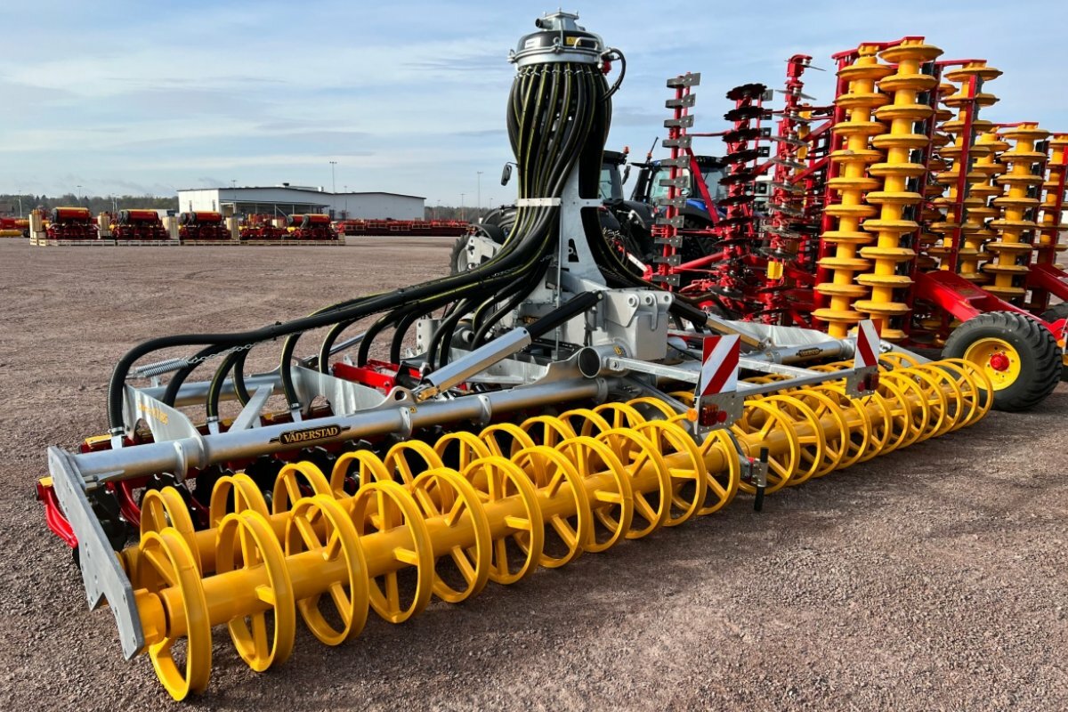 The slurry tank attachment, available since June 2026, was developed by TAM in cooperation with Väderstad and Vogelsang. It is also available as a retrofit solution for various Carrier X models.