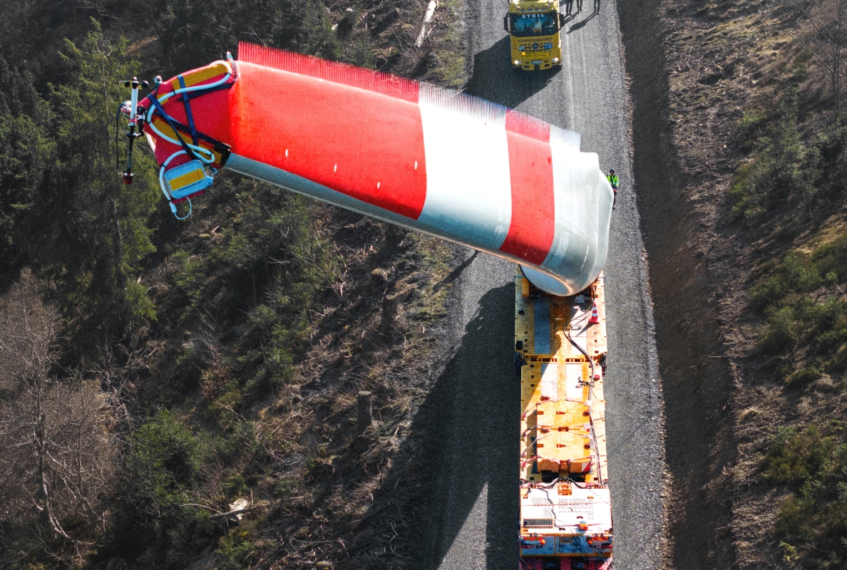 86-metre rotor blades through serpentines, narrow village roads and changing elevations: Three SCHEUERLE BladeLifter in operation for wind farm project in Germany