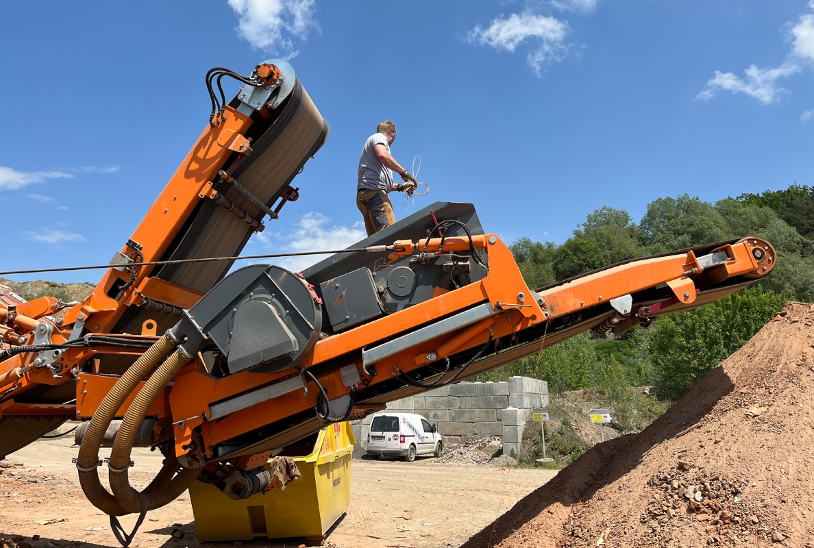 Easier access to the screen box thanks to the hydraulically foldable main discharge belt