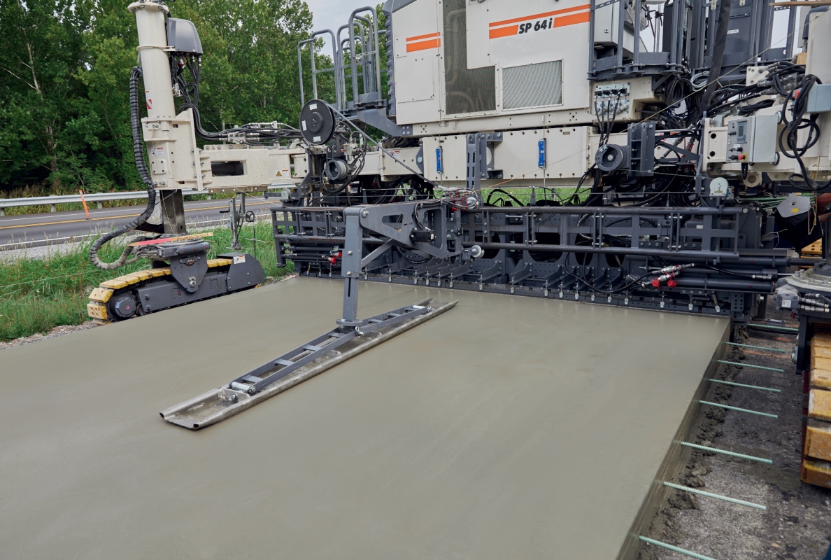 The Wirtgen longitudinal smoother – aka a super smoother – produces a perfectly smooth and even surface.
