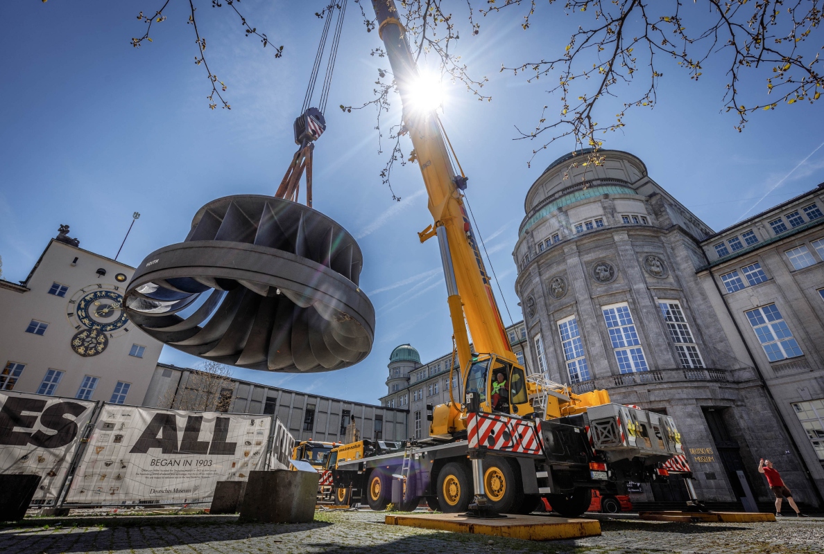 Carefully, the crane driver lifts the large exhibit from its original exhibition site to place it on a heavy transporter.