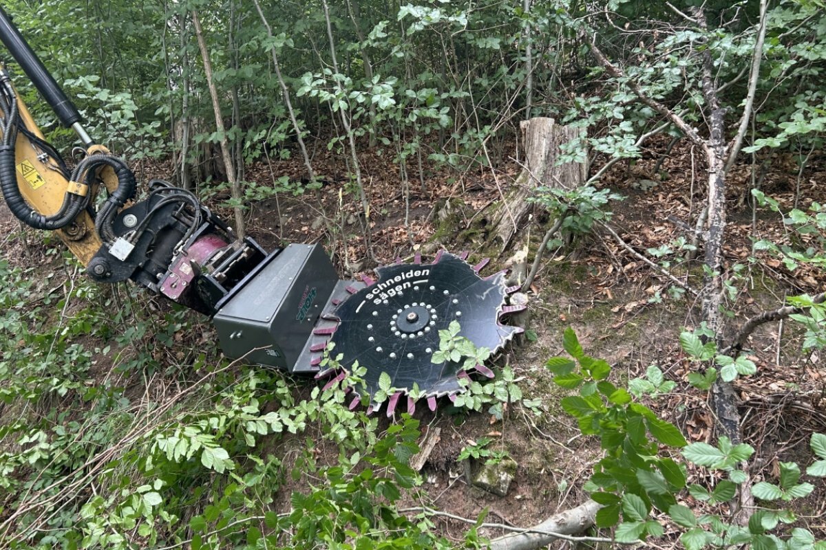 As well as cutting and sawing, the CutWheel can be used for other tasks: when maintaining ditches, for example, it is not only possible to cut away grass and bushes along the embankment, but you can also remove them directly from the ditch in a single operation.