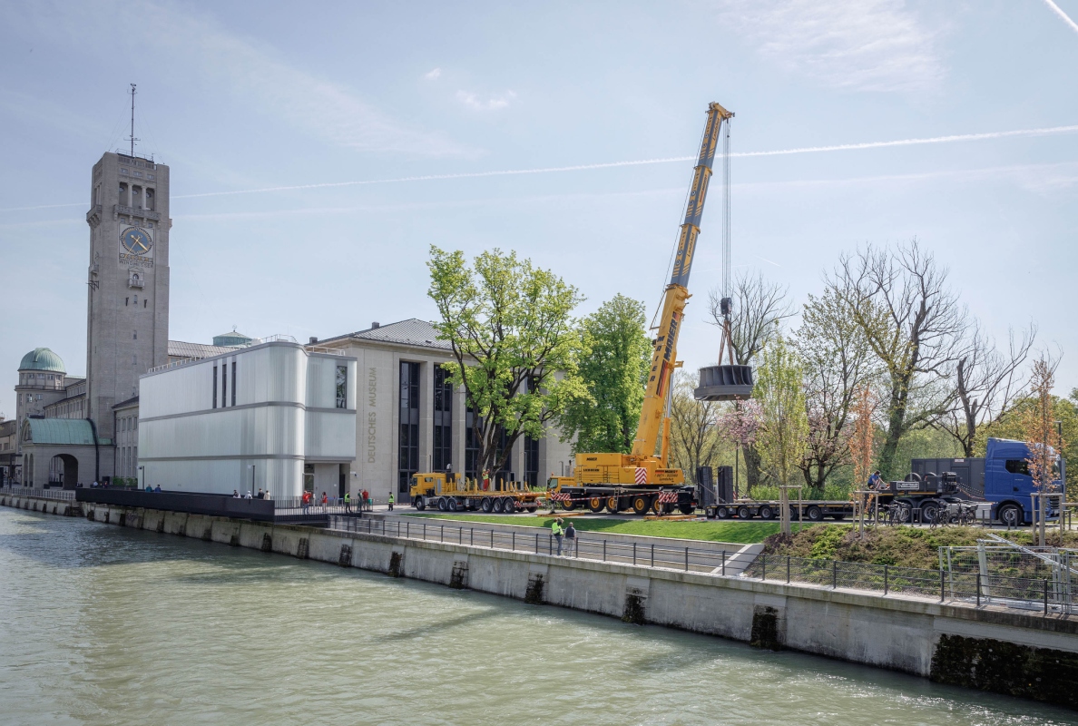 Sloping riverside promenade: Thanks to VarioBallast ® , the LTM 1250-5.1 is stable even when space is limited.