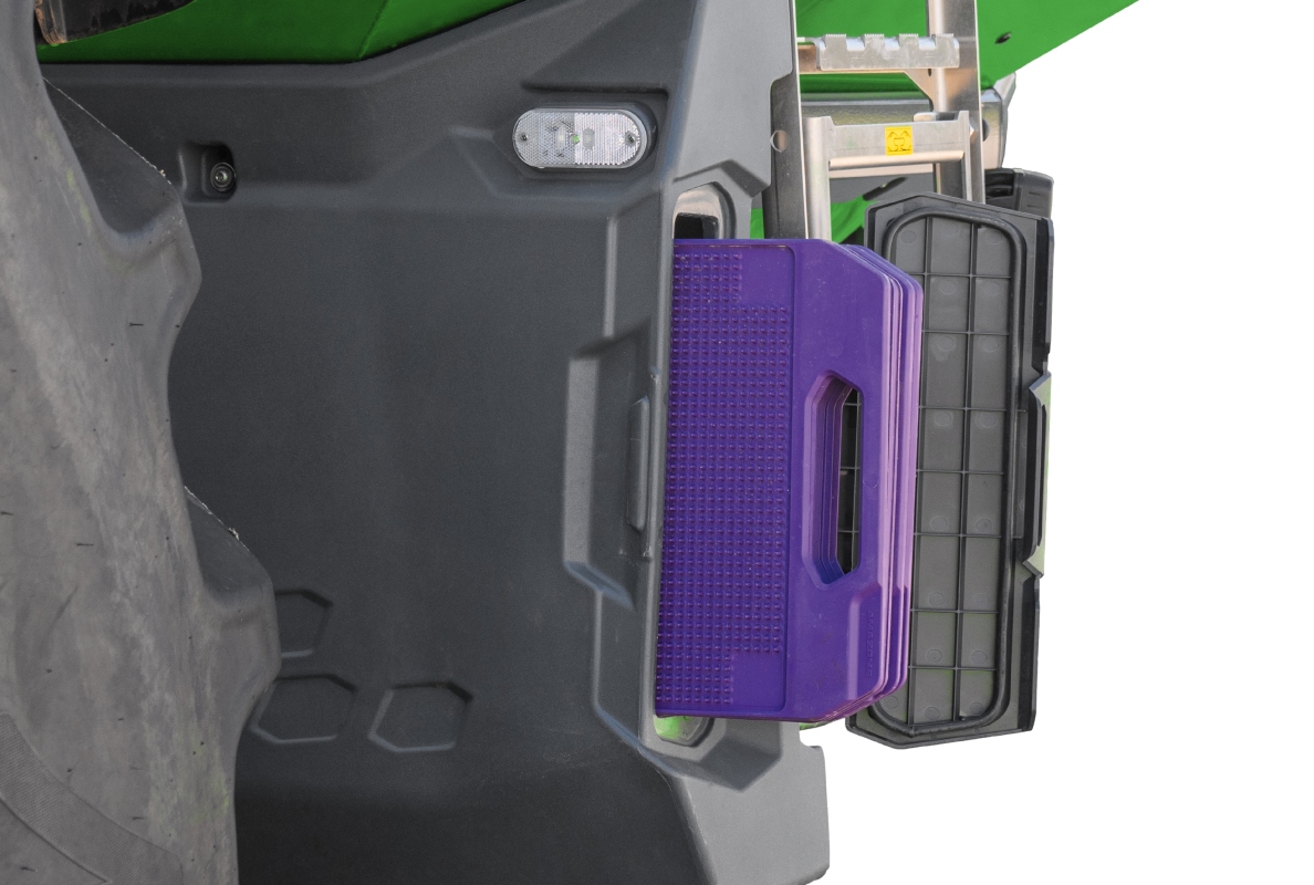 The mobile EasyCheck test kit now fits neatly into the integrated transport boxes. There is no need for cumbersome transport in the cab.