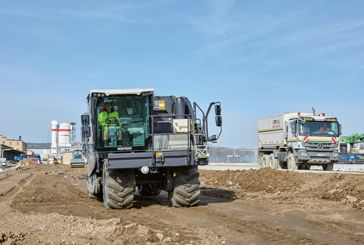 The Rock Crusher WRC 240i processed the ground material to a depth of 50 cm with its heavy-duty crushing and mixing rotor.