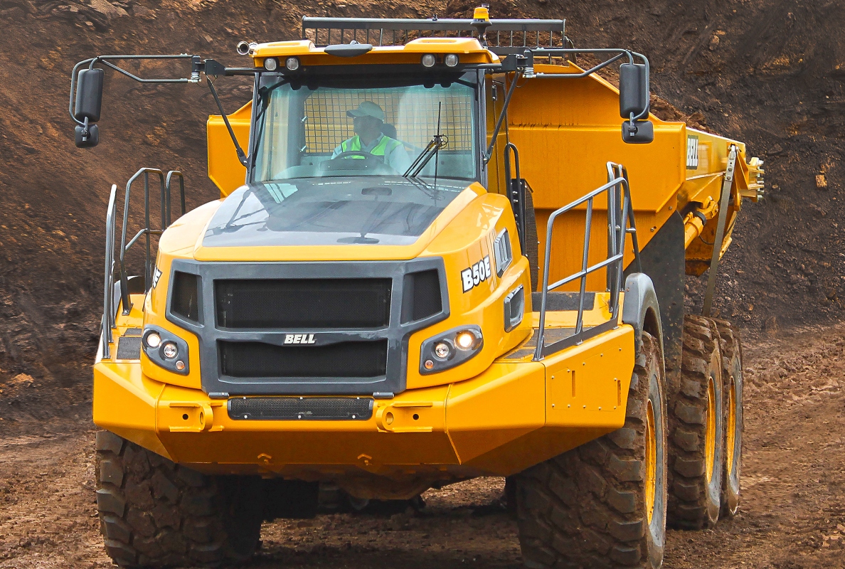 Thanks to the 875/65 R29 EM tires, the loaded Bell B50E weighing over 80 tons is gentle on the ground.
