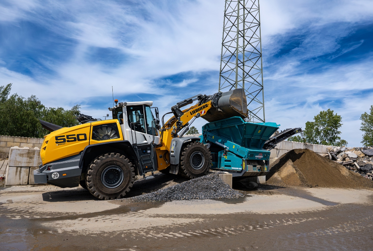 An L 550 XPower loads material into a sorting system.