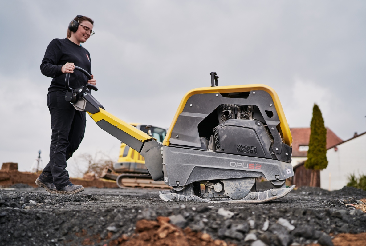 New at Bauma 2025: the diesel-powered reversible DPU52 center plate.