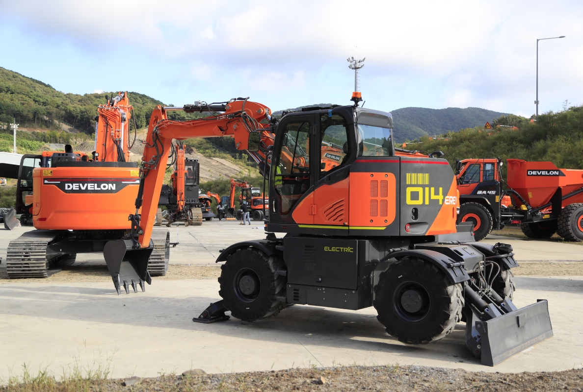 Intermat Stand Shows Innovation is the Heartbeat of DEVELON
