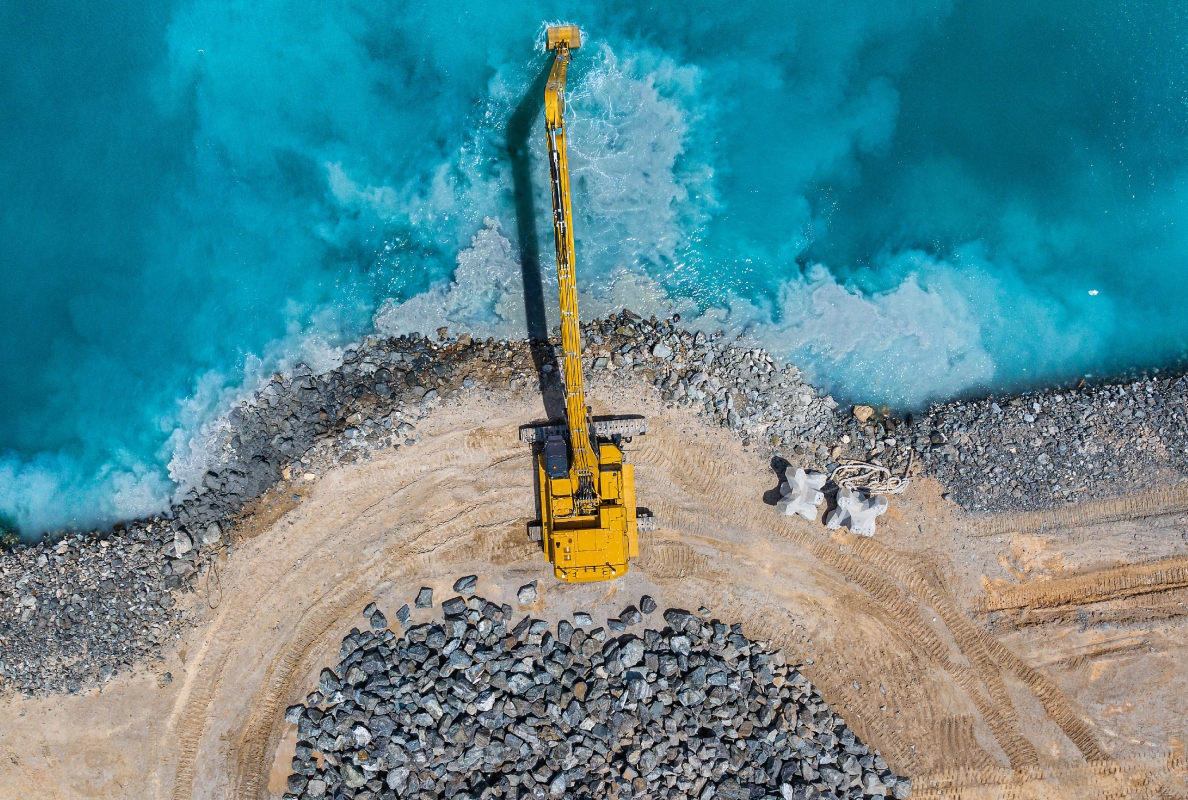 The 395 LRE excels in ultimate long-distance dredging, ditch cleaning, settling pond clean-out, waterway and canal maintenance, and vegetation control.