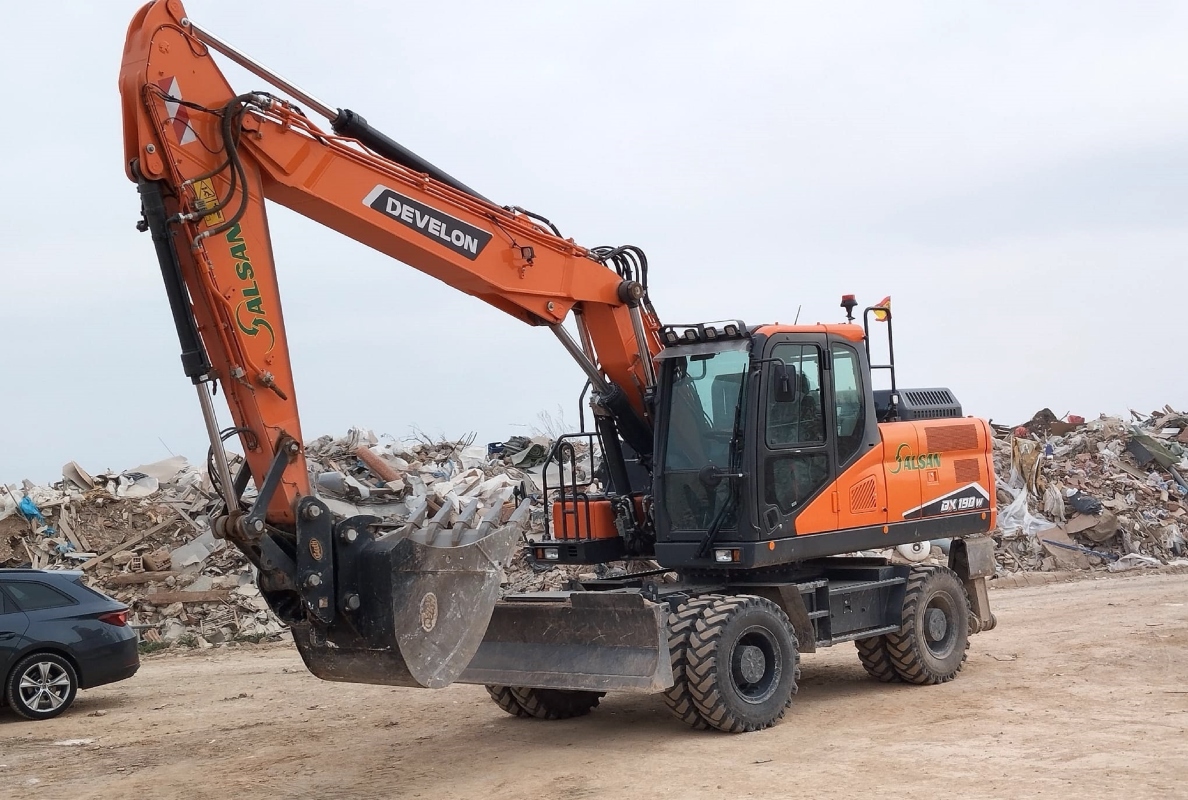 Alsan Gestión Servicios Boosts Productivity with new Develon DX190W-7 Excavator