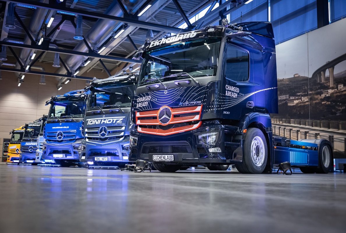 The first eActros are ready to be handed over to the hauliers at the customer centre
