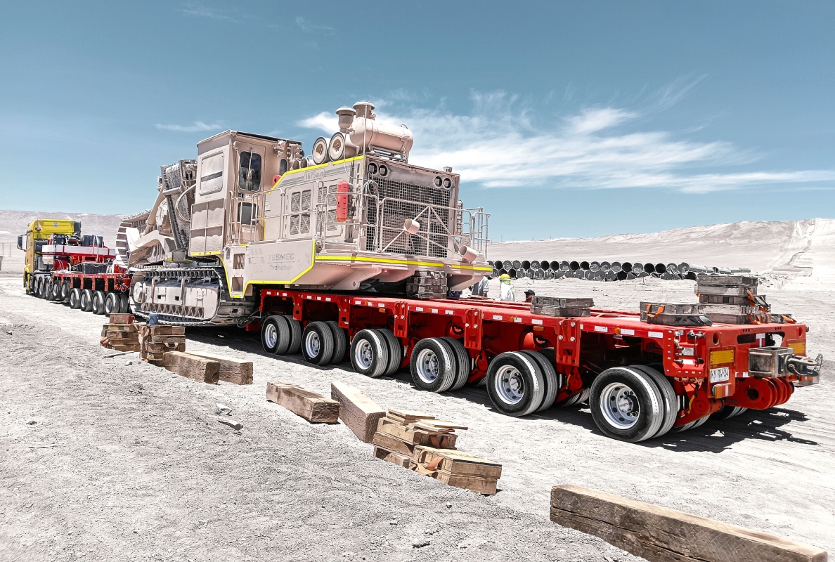 Heavy transport project in Chile: OXA transports a TESMEC trencher machine for energy and infrastructure applications on modular SCHEUERLE K25 modules.