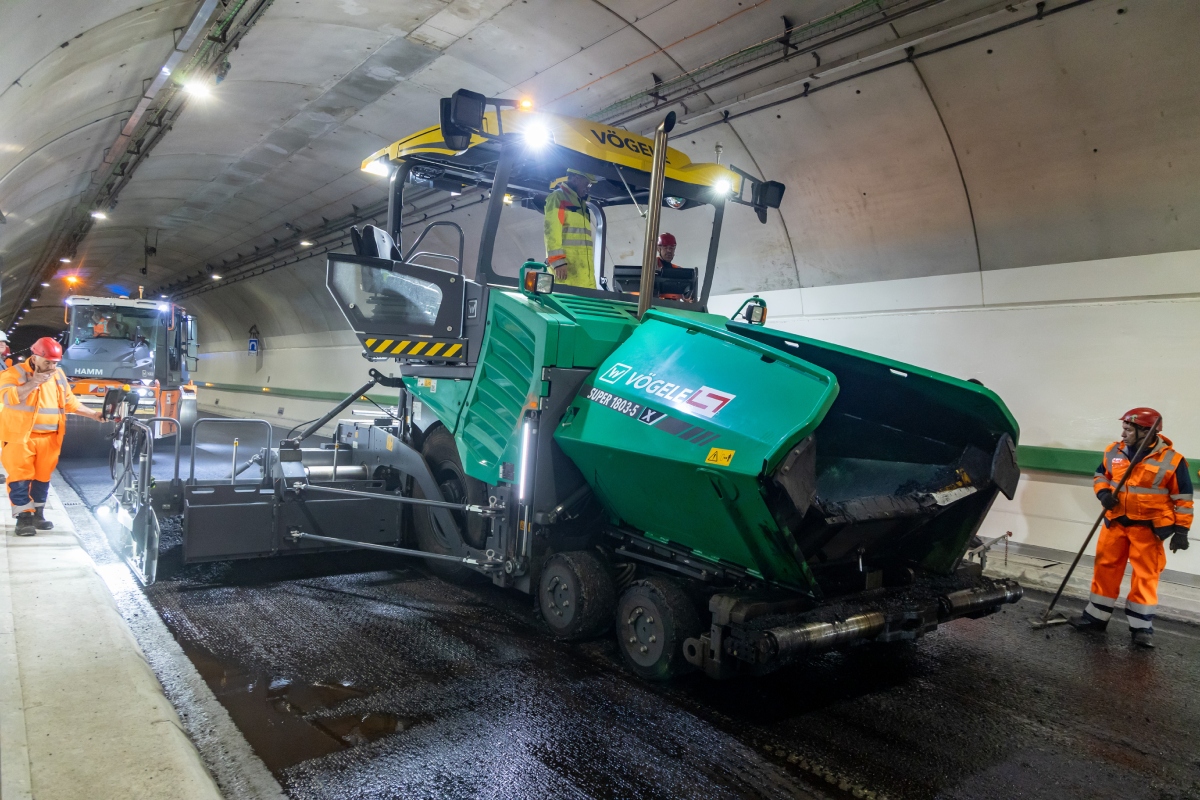 The SUPER 1803-5 X is Vögele’s most powerful wheeled paver, and features numerous new technologies.