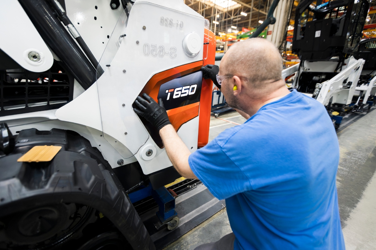 Bobcat T650 in Dobris manufacturing plant