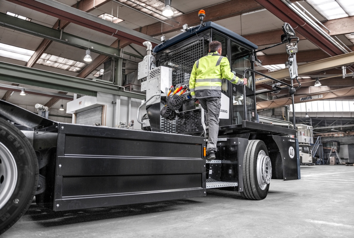 Ergonomic and generously sized tread surfaces ensure safe and comfortable access.