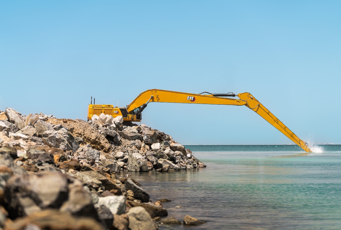 The long undercarriage and 21.6 mt (47.600 lb) counterweight of the 395 LRE provide a stable platform for long-reach digging.