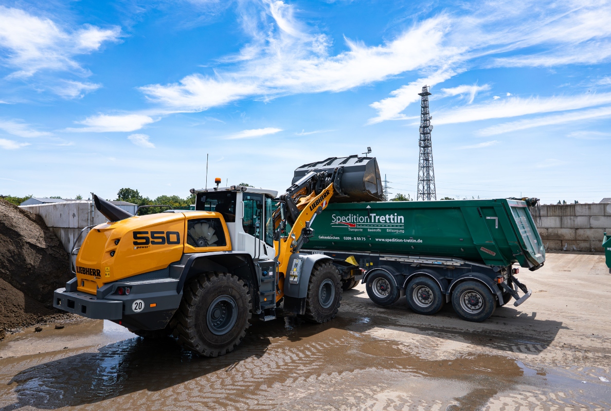 Finely sorted material is loaded into lorries by the XPower wheel loader.