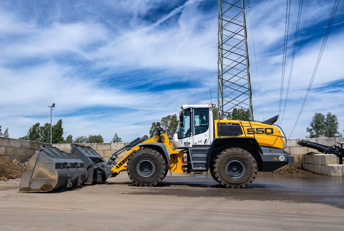 The Solidlink quick-change system allows the attachment to be changed from the cab at the push of a button.