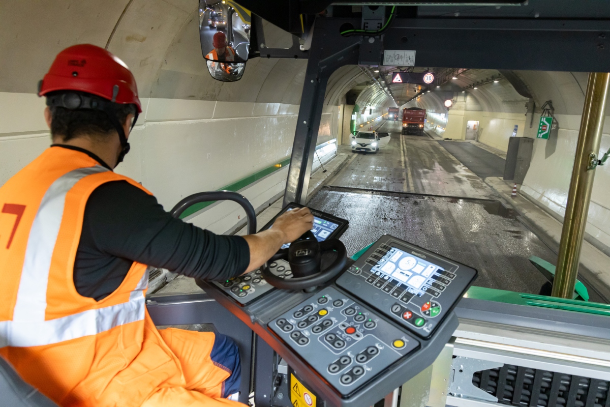 The steering wheel on the paver operator’s console is smaller than before, making it even easier to access and use the buttons. 