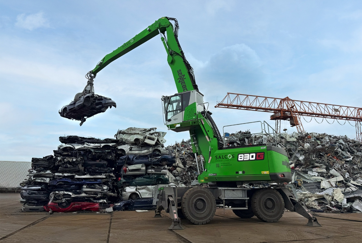 Back to its origins: The SENNEBOGEN 830 G loads old car bodies onto the shredder feed conveyor – the material that primarily makes up the steel of the green steel excavator.