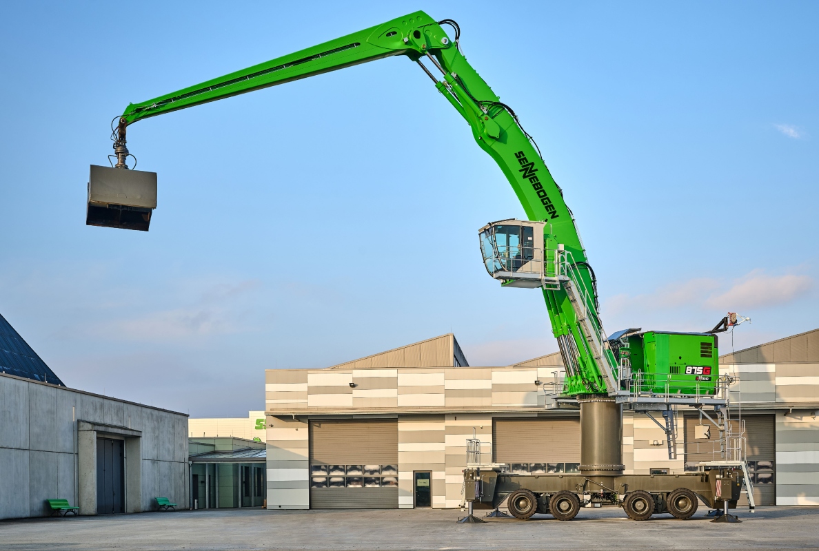 The SENNEBOGEN 875 G Hybrid has a reach of up to 32 m and is particularly suitable for demanding port handling. Shown here in the configuration with optional auxiliary crane at the rear.
